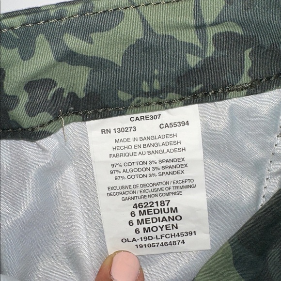 LEE  women’s Olive Camouflage Flat Front Shorts. - Picture 12 of 14